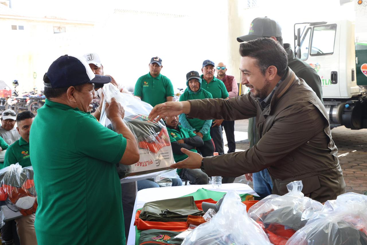 Salvador Santos reconoce la labor del personal de Servicios Públicos y entrega más de 100 uniformes